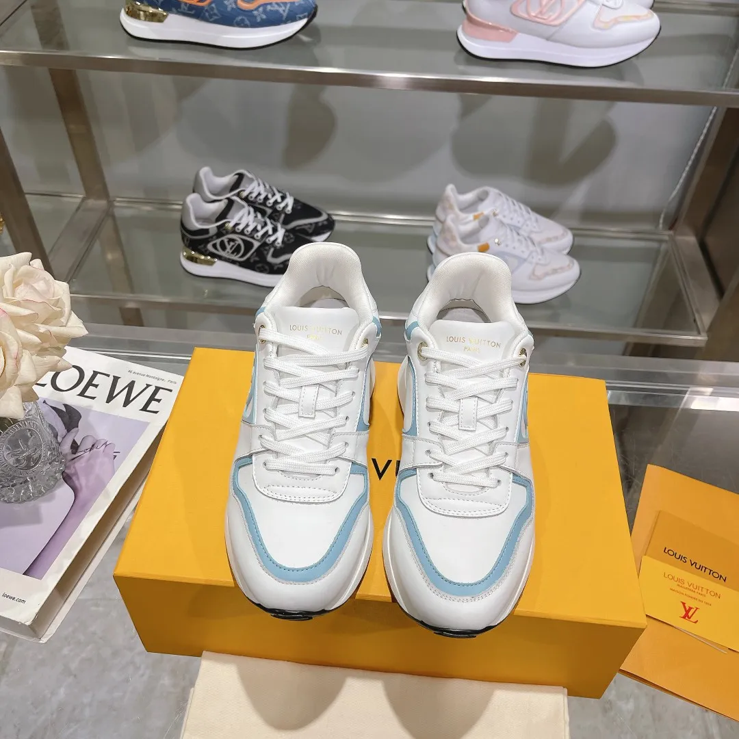 [L Family] P: 760💰Size 35-42 for women, 39-46 for men, (41.42 for women, 45.46 for men, customized) .LV Donkey Brand 🔥🔥LOUIS VUITTON Louis Vuitton's official website synchronizes the 2025 autumn and winter couple's models, which are now on the market, this Neo Run Away sneakers are inspired by running shoes, integrating LV's iconic must-have shoes into the trend. This version is a 1:1 replica of the original version. It is made of two-tone calfskin to highlight its simple lines and unique wedge outsole. Key details include the LV initials on the side and an engraved gold heel stabilizer on the back plus a 2cm hidden insole.